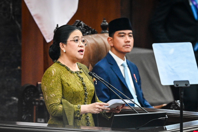 Ketua DPR RI Puan Maharani (kiri) disaksikan Wakil Presiden Gibran Rakabuming Raka (kanan) menyampaikan pidato Rapat Paripurna Pembukaan Masa Persidangan I DPR Tahun Sidang 2026-2027 di Gedung Nusantara, Kompleks Parlemen, Jakarta, Jumat (14/8/2026). Foto: Asprilla Dwi Adha/ANTARA FOTO