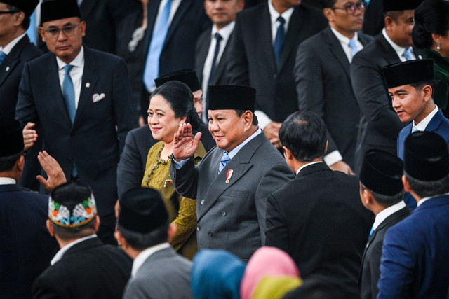 Presiden Prabowo Subianto (tengah) didampingi Wakil Presiden dan Ketua DPR RI menyapa sejumlah legislator pada Rapat Paripurna Pembukaan Masa Persidangan I DPR Tahun Sidang 2026-2027 di Gedung Nusantara, Kompleks Parlemen, Jakarta, Jumat (14/8/2026). Foto: Asprilla Dwi Adha/ANTARA FOTO