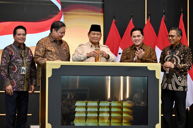 Presiden Prabowo Subianto (tengah), Menteri Koordinator Bidang Perekonomian Airlangga Hartarto (kedua dari kiri), Menteri BUMN Erick Thohir (kedua dari kanan), Direktur Utama BSI Hery Gunardi (kiri), dan Direktur Utama Pegadaian Damar Latri Setiawan (kanan) pada Peresmian Layanan Bank Emas Pegadaian & Bank Syariah indonesia di di The Gade Tower (Kantor Pusat Pegadaian), Jakarta, Rabu (26/2). Foto: Dok. Istimewa