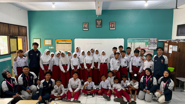 Foto bersama siswa kelas 6A SDN 02 Mranggen setelah kegiatan. (Sumber: Dokumentasi pribadi, KKN-T Undip Tim 118 Mranggen)