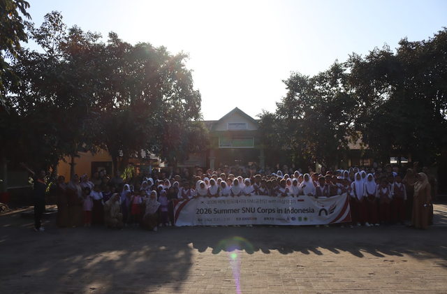 Dokumentasi bersama seluruh peserta, pihak sekolah, dan tim mahasiswa di SDN 1 Batu Layar Barat. (Foto: Dok. Pribadi)