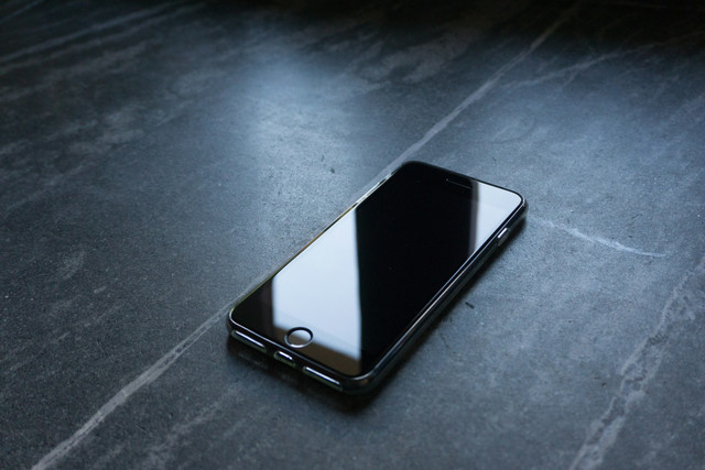 Ilustrasi cara menghidupkan HP yang mati total tanpa tombol power dan volume. Foto: Unsplash.