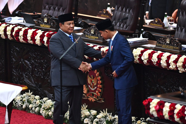 Presiden Prabowo Subianto (kiri) bersalaman dengan Wakil Presiden Gibran Rakabuming Raka usai Rapat Paripurna Pembukaan Masa Persidangan I DPR Tahun Sidang 2026-2027 di Kompleks Parlemen, Jakarta, Jumat (14/8/2026). Foto: Rivan Awal Lingga/ANTARA FOTO
