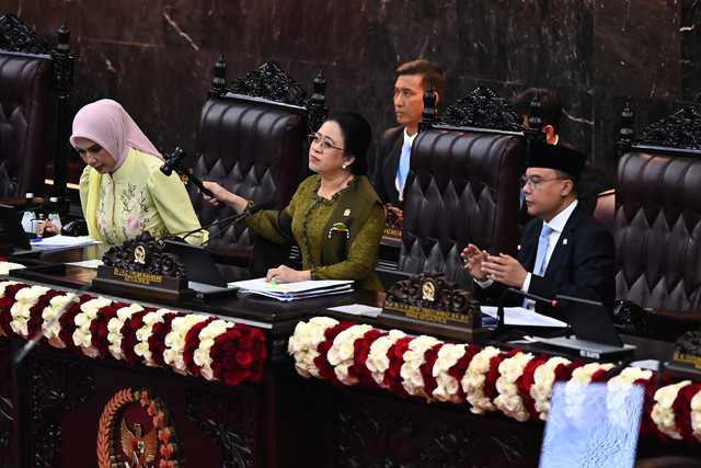 Ketua DPR RI Puan Maharani (tengah) didampingi Wakil Ketua DPR RI Sufmi Dasco Ahmad menutup Rapat Paripurna Pembukaan Masa Persidangan I DPR Tahun Sidang 2026-2027 di Kompleks Parlemen, Jakarta, Jumat (14/8/2026). Foto: Rivan Awal Lingga/ANTARA FOTO
