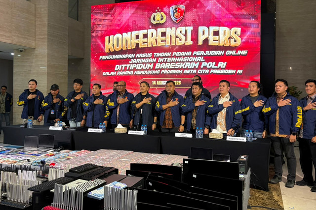 Konferensi pers pengungkapan kasus judi online 2025-2026 di Bareskrim Polri, Jakarta, Jumat (14/8/2026). Foto: Rayyan Farhansyah/kumparan
