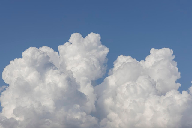 Ilustrasi Mengapa langit berwarna biru? . Foto: Unsplash/engin akyurt