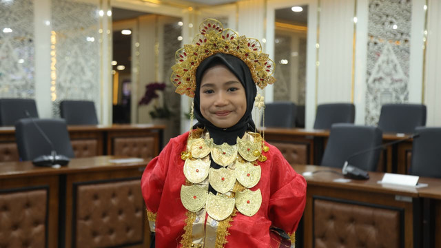 Citra Nur Ramadhani, siswi Sekolah Rakyat Terintegrasi (SRT) 67 Pangkajene dan Kepulauan, Sulawesi Selatan, mengenakan baju Bodo khas Sulawesi Selatan saat ditemui di Gedung Nusantara, Jakarta, Jumat (14/8/2026). Foto: Kemensos RI
