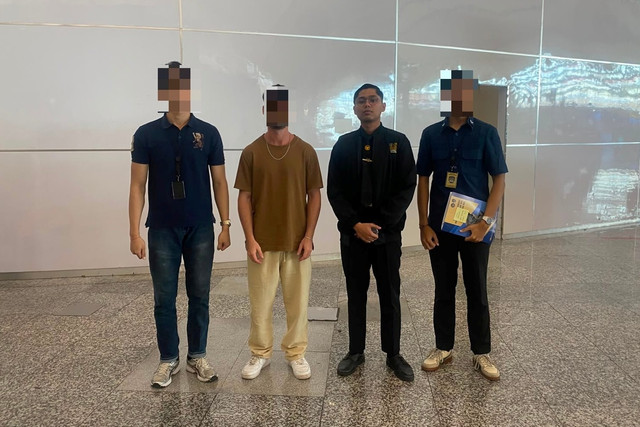 Seorang pria berkelahiran Israel berinisial BR dideportasi dari Bandara Ngurah Rai, Bali, Jumat (14/8/2026). Foto: Ditjen Imigrasi