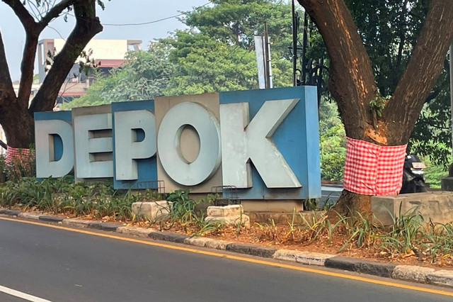 Kain corak merah putih dipasang di pohon-pohon di sejumlah ruas jalan di Kota Depok jelang 17 Agustus 2026. Foto: kumparan