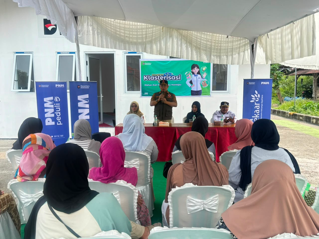 Badan Nasional Penanggulangan Bencana (BNPB), PNM, dan Pemerintah Kabupaten Agam bangkitkan ekonomi warga pascabenaca melalui program Klasterisasi 2026 Olahan Ikan Hasil Danau Maninjau di Huntara Linggai, Nagari Duo Koto, Kecamatan Tanjung Raya. Foto: Dok. PNM