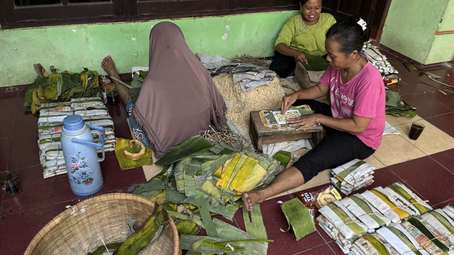 pengrajin tempe yang sedang membungkus tempe sumber : dokumentasi pribadi 