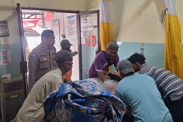 Seorang pria mendapat perawatan usai kelaminnya mengalami luka akibat ulah istrinya di Kecamatan Kunir, Kabupaten Lumajang, Jawa Timur, Jumat (14/8/2026).
Foto: Polres Lumajang