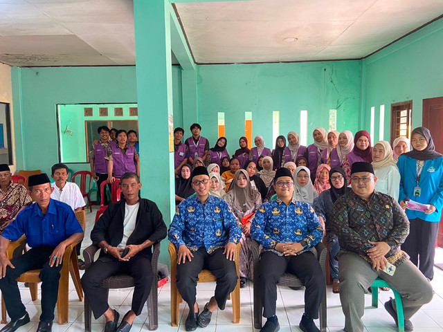 Foto Bersama perangkat desa, KUA Ciseeng, dan warga di Kantor Desa Cibeuteung Udik, Kecamatan Ciseeng, Kabupaten Bogor pada Kamis, 13/8/26.
