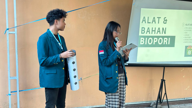 Sumber: Dokumentasi Mahasiswa KKN UNDIP melakukan Edukasi Keselamatan dan Kesehatan Kerja (K3) dalam pengelolaan biopori