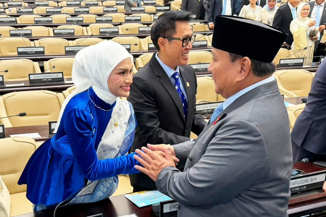 Ketua Fraksi PAN DPR RI Putri Zulkifli Hasan bersalaman dengan Presiden Prabowo Subianto usai Sidang Tahunan MPR RI dan Sidang Bersama DPR-DPD RI Tahun 2026 di Kompleks Parlemen, Jakarta, Jumat (14/8/2026). Foto: PAN