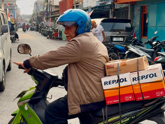 Salah satu konsumen toko sparepart motor Aneka Sakti di Jalan Kebon Jeruk (Bonjer) Tiga, Jakarta Barat. Foto: Alvian Yoga Yulianto/kumparan