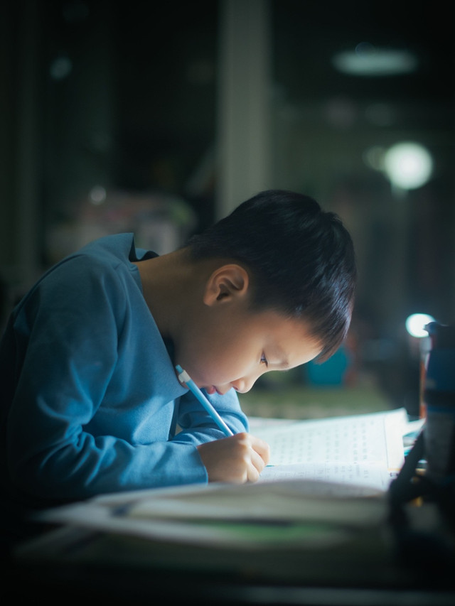 Ilustrasi anak belajar hingga malam hari. Foto: Pexels/Suki Lee