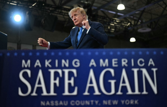 Presiden AS Donald Trump menari usai menyampaikan sambutan di Nassau County Police Academy Center for Training and Intelligence di Garden City, New York, Jumat (14/8). Foto: Kent Nishimura/AFP
