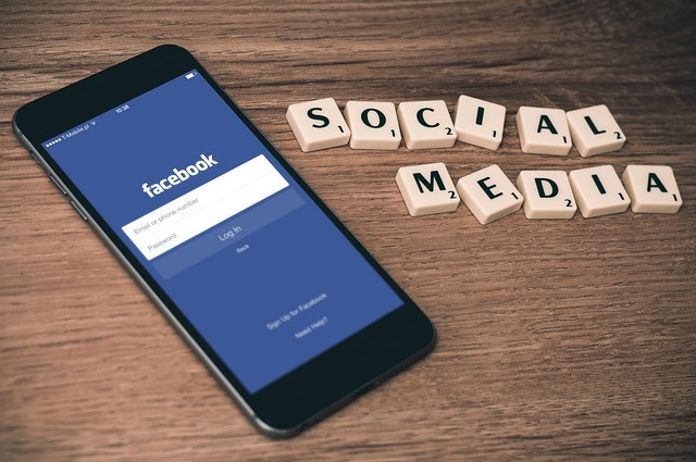 Ilustrasi social media, facebook, smartphone. Foto: Pixabay