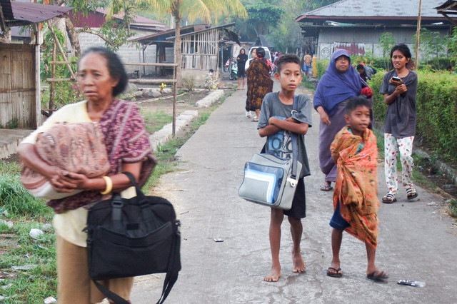 Warga menyelamatkan diri imbas gempa 7,7 magnitudo di Talibura, Nusa Tenggara Timur, Sabtu (15/8/2026). Foto: Arnold Welianto/REUTERS