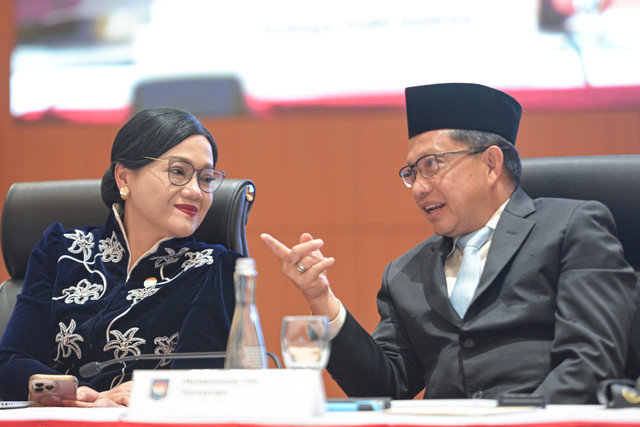 Menteri Dalam Negeri Tito Karnavian (kanan) berbincang dengan Ketua Dewan Komisioner Otoritas Jasa Keuangan (OJK) Friderica Widyasari Dewi (kiri) saat konferensi pers RAPBN dan Nota Keuangan tahun anggaran 2027 di Jakarta, Jumat (14/8/2026). Foto: M Risyal Hidayat/ANTARA FOTO