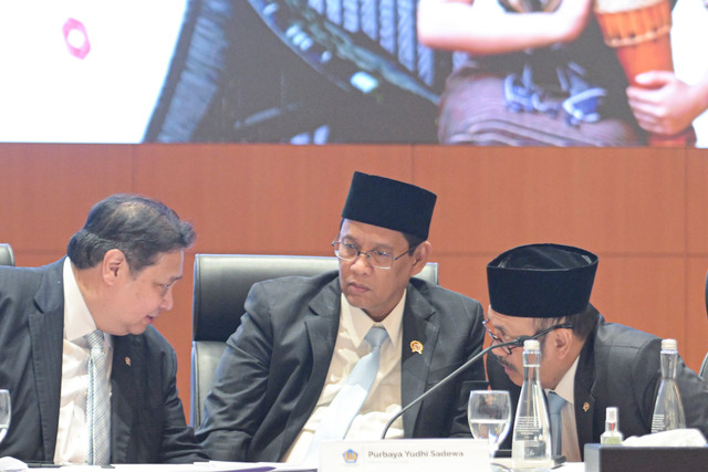 Menko Perekonomian Airlangga Hartarto (kiri) berbincang dengan Menkeu Purbaya Yudhi Sadewa (tengah) dan Menteri PPN/Kepala Bappenas Rachmat Pambudy (kanan) saat konpers RAPBN dan Nota Keuangan tahun anggaran 2027 di Jakarta, Jumat (14/8/2026). Foto: M Risyal Hidayat/ANTARA FOTO
