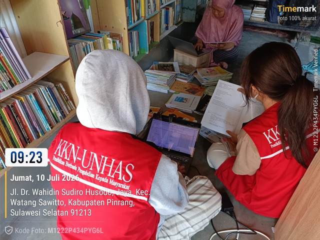 Tim KKN Unhas Gelombang 116 sedang melakukan pencatatan koleksi buku di Taman Baca Masyarakat Rumah Ceria Sahabat KITA di Kelurahan Jaya, Pinrang, Jumat (10/07/2026).