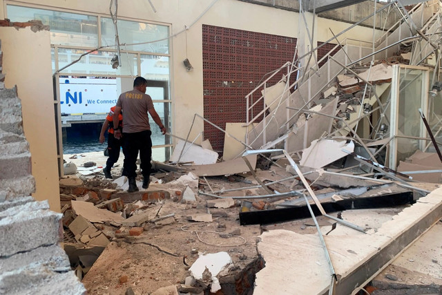 Tim penyelamat memeriksa sebuah bangunan yang rusak parah di Pelabuhan L. Say usai gempa 7,7 magnitudo di Sikka, Nusa Tenggara Timur, Sabtu (15/8/2026). Foto: Basarnas/via REUTERS