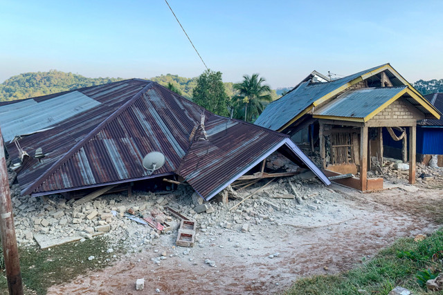 Rumah warga yang rusak parah usai gempa 7,7 magnitudo di Ruteng, Manggarai, Nusa Tenggara Timur, Sabtu (15/8/2026). Foto: SELO / AFP