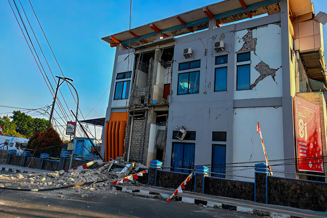 Sebuah bangunan yang rusak parah usai gempa 7,7 magnitudo di Ruteng, Manggarai, Nusa Tenggara Timur, Sabtu (15/8/2026). Foto: SELO / AFP