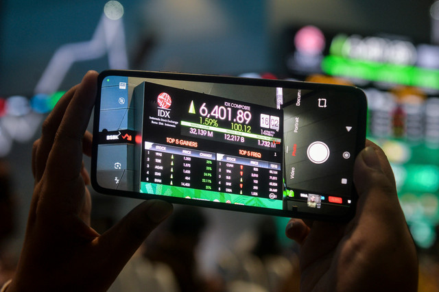 Pengunjung memotret layar yang menampilkan pergerakan Indeks Harga Saham Gabungan (IHSG) di Bursa Efek Indonesia, Jakarta, Jumat (14/8/2026). Foto: Putra M. Akbar/ANTARA FOTO