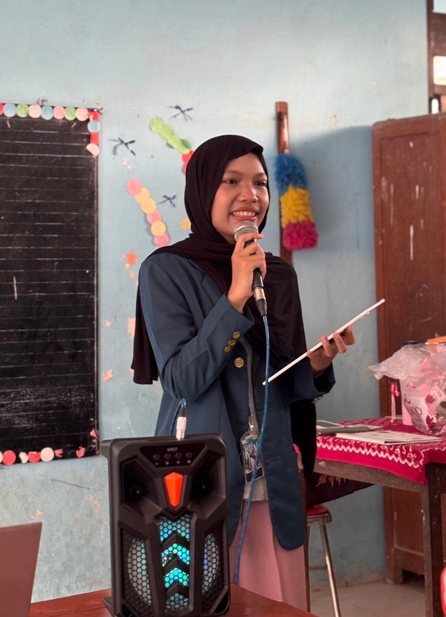Sumber: Dokumentasi Mahasiswa KKN Mengadakan Media Pembelajaran Berbasis Permainan Kartu Literasi Kepada Siswa Sekolah Dasar