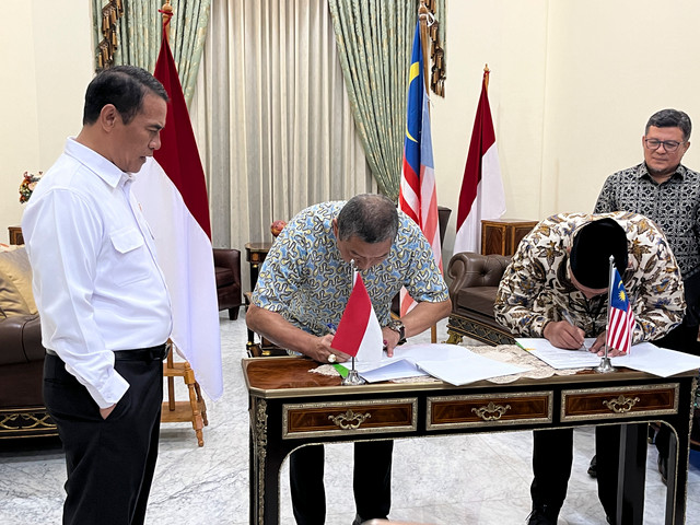 Penandatanganan MoU ekspor beras ke Malaysia antara Direktur Utama Perum Bulog Ahmad Rizal Ramdhani dan General Manager Padi dan Beras Borneo Sdn Bhd, Jumaat bin Ibrahim disaksikan oleh Mentan Andi Amran Sulaiman, Jakarta, Jumat (14/8/2026). Foto: Widya/kumparan