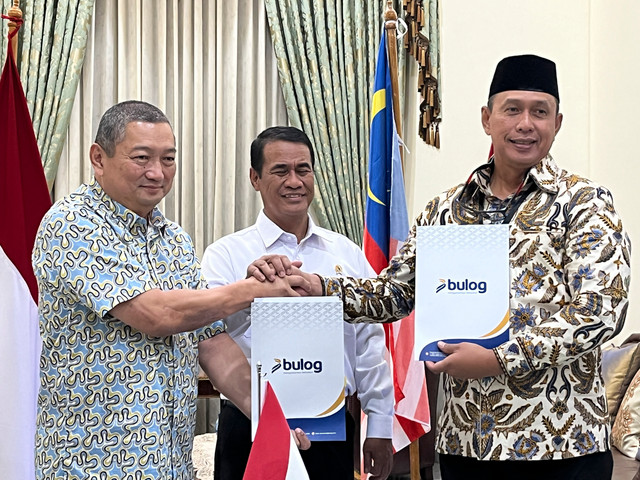 Penandatanganan MoU ekspor beras ke Malaysia antara Direktur Utama Perum Bulog Ahmad Rizal Ramdhani dan General Manager Padi dan Beras Borneo Sdn Bhd, Jumaat bin Ibrahim disaksikan oleh Mentan Andi Amran Sulaiman, Jakarta, Jumat (14/8/2026). Foto: Widya/kumparan