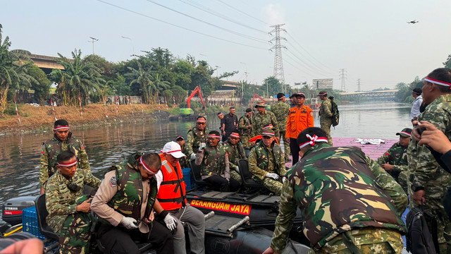 Jajaran TNI-Polri, Pemprov DKI Jakarta, dan elemen masyarakat melakukan kegiatan bersih-bersih bantaran sungai di kawasan Kalijodo, Penjaringan, Jakarta Utara, Sabtu (15/8/2026). Foto: Zahira Hilman/kumparan
