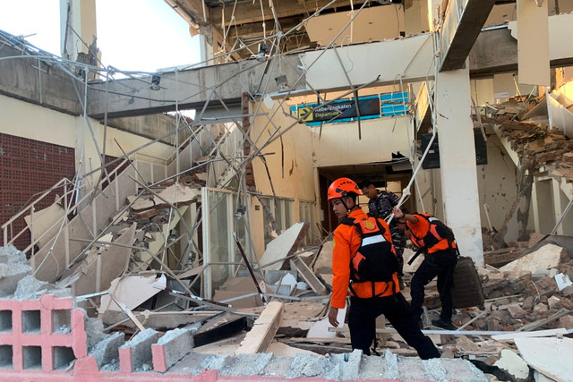 Tim penyelamat memeriksa sebuah bangunan yang rusak parah usai gempa 7,7 magnitudo di Sikka, Maumere, Nusa Tenggara Timur, Sabtu (15/8/2026). Foto: Basarnas/via REUTERS