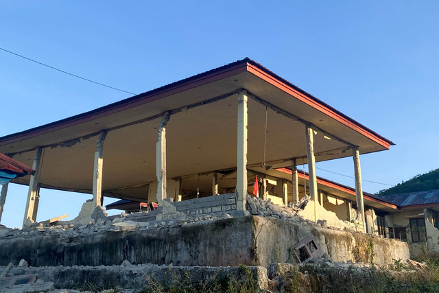 Bangunan yang rusak parah usai gempa 7,7 magnitudo di Desa Golo Lewe, Manggarai Barat, Nusa Tenggara Timur Foto: Paula Venia/REUTERS