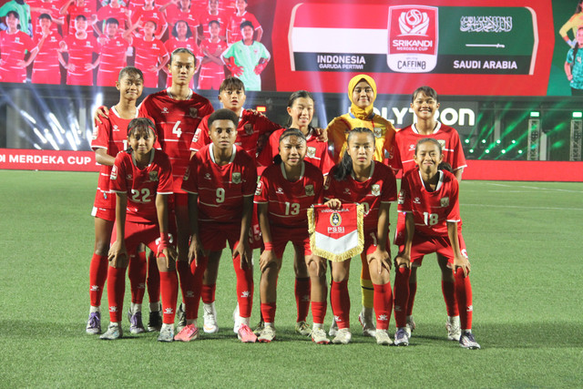 Skuad Timnas Wanita Indonesia U16 Garuda Pertiwi berfoto bersama sebelum menghadapi Timnas Wanita Arab Saudi U16 pada ajang Caffino Srikandi Merdeka Cup 2026 di Supersoccer Arena, Kudus, Jawa Tengah, Jumat (14/8/2026). Foto: Vega Ma'arijil Ula/kumparanBOLANITA
