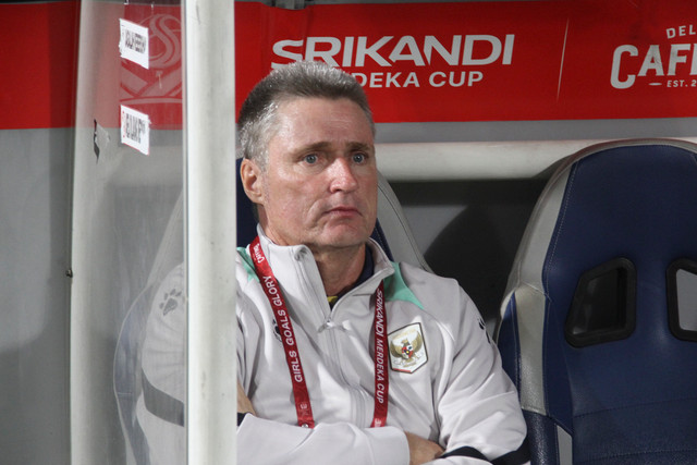 Pelatih Timnas Wanita Indonesia U16 Garuda Pertiwi, Timo Scheunemann memantau skuadnya saat menghadapi Timnas Wanita Arab Saudi U16 di Supersoccer Arena, Kudus, Jawa Tengah, Jumat (14/8/2026). Foto: Vega Ma'arijil Ula/kumparanBOLANITA