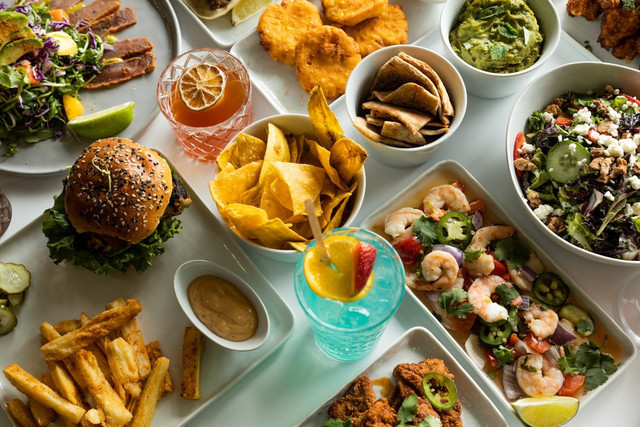 Ilustrasi Promo Makanan dan Minuman 17 Agustus 2026. Foto: Unsplash/Redd Francisco