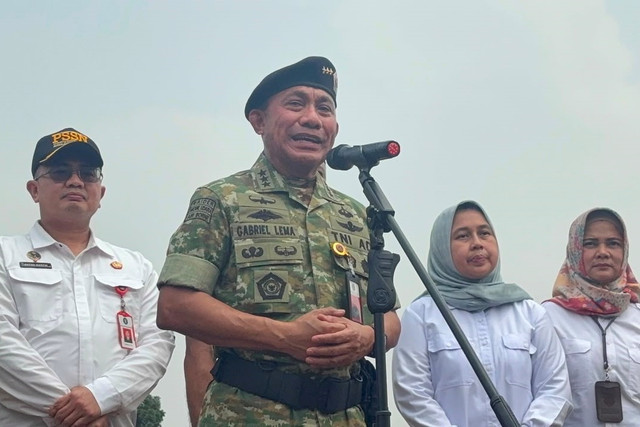 Kepala Badan Cadangan Nasional (Kabacadnas) Letjen TNI Gabriel Lema dalam jumpa pers usai kegiatan apel keberangkatan Calon Komponen Cadangan (Komcad) ASN kementerian dan lembaga gelombang 2 di Lapangan Brigif Pasgat Halim, Jaktim, Sabtu (15/8/2026). Foto: Kevin Daniel/kumparan
