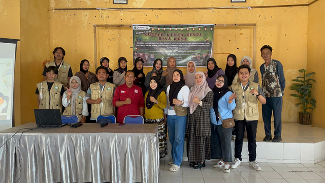 Foto Bersama Mahasiswa KKN Bina Desa, Kepala Desa Batu-batu, Ibu-ibu PKK, Warga Sekitar | Sumber: Dokumentasi Pribadi