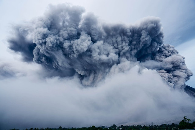 Mengapa Gunung Berapi Bisa Meletus? Unsplash.com/Yosh Ginsu