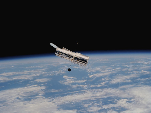 Bagaimana satelit tetap berada di orbit? Unsplash.com/NASA