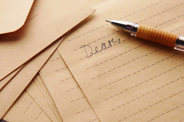 Ilustrasi Mengapa kertas bisa menguning? Foto: Unsplash/Towfiqu barbhuiya