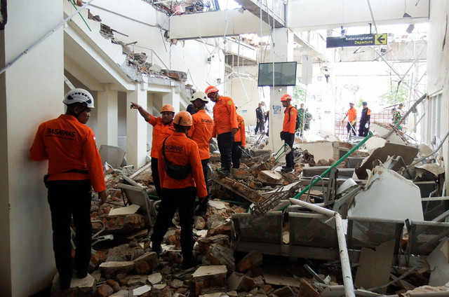 Tim penyelamat memeriksa sebuah bangunan yang rusak parah di Pelabuhan L. Say usai gempa 7,7 magnitudo di Sikka, Nusa Tenggara Timur, Sabtu (15/8/2026). Foto: Stringer/REUTERS