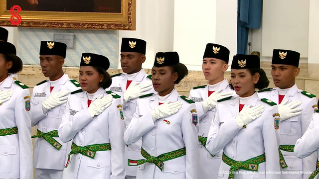 Suasana upacara pengukuhan Paskibraka Tingkat Pusat 2026 di Istana Negara, Jakarta, Sabtu (15/8/2025). Foto: YouTube/ Sekretariat Presiden