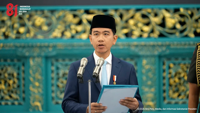 Wakil Presiden Gibran Rakabuming Raka memimpin upacara pengukuhan Paskibraka Tingkat Pusat 2026 di Istana Negara, Jakarta, Sabtu (15/8/2025). Foto: YouTube/ Sekretariat Presiden