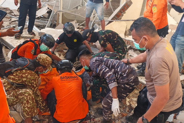 Tim penyelamat memeriksa mengevakuasi korban usai gempa 7,7 magnitudo di Pelabuhan L. Say, Sikka, Nusa Tenggara Timur, Sabtu (15/8/2026). Foto: Puspen TNI