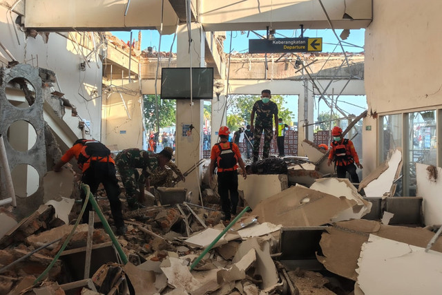 Tim penyelamat memeriksa sebuah bangunan yang rusak parah di Pelabuhan L. Say usai gempa 7,7 magnitudo di Sikka, Nusa Tenggara Timur, Sabtu (15/8/2026). Foto: Puspen TNI